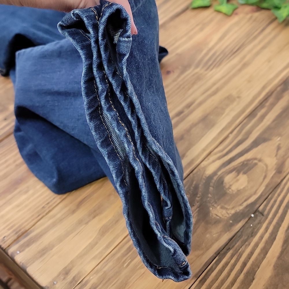 Levi's. Classic Relaxed Boot Cut Jeans. 550. Size 8M. EUC - Picture 6 of 11